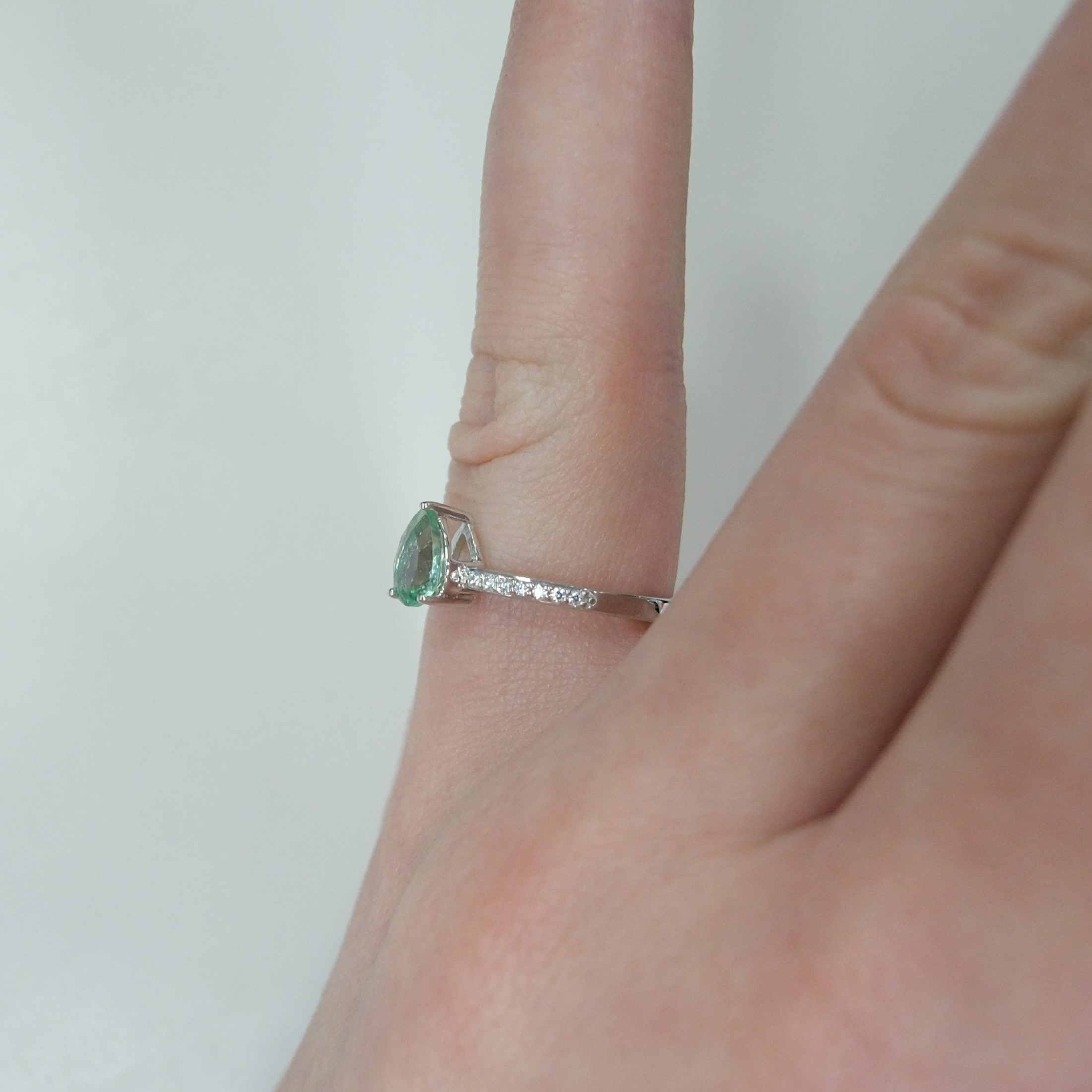 Серебряное кольцо с апатитом